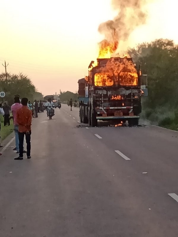 अभी - अभी : ट्रक ने बच्चे को रौंदा,ग्रामीणों ने लगाई आग 
