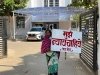आक्रोश : नहीं मिला मुआवजा तो धरने पर बैठी महिला