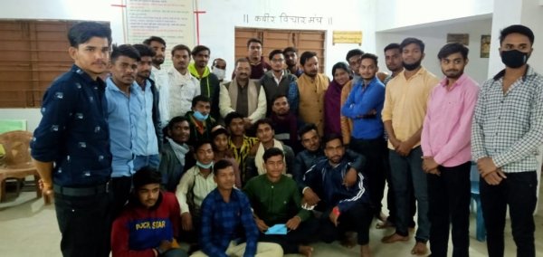 सियासत में संतोष के सुर; खैरागढ़ के युवाओं संग संगठन गीत गाकर देश का भला करना सिखा गए सांसद पांडेय