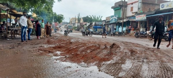 गड्ढ़े भरने मैदान में सीएमओ