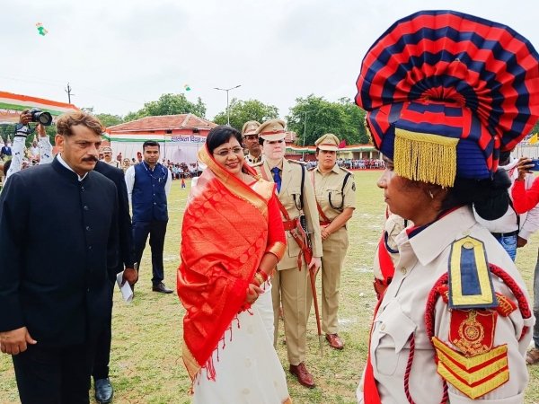 संजारी बालोद विधायक संगीता सिन्हा ने किया ध्वजारोहण और ली परेड की सलामी