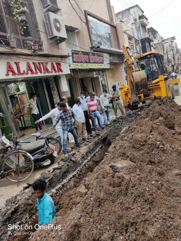 अमृत मिशन के तहत वार्डो में बिछाये जा रहे पाईप लाईन कार्य का आयुक्त ने किया निरीक्षण