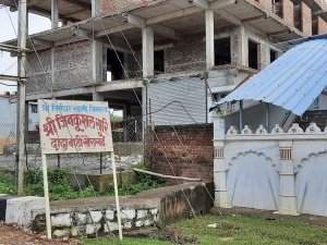 Khairagarh पालिका का प्रमाण: नाले पर हुआ है अवैध निर्माण, पहले तोड़ी दीवार, अब तोड़ेंगे दुकान!