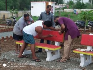 लालपुर मुक्तिधाम में श्रमदान करते निर्मल त्रिवेणी महाभियान के सदस्य।