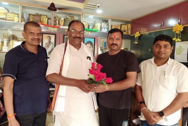 गजेंद्र ठाकरे को जिला अध्यक्ष बनने पर मनराखन देवांगन ने मिठाई खिलाकर दी बधाई