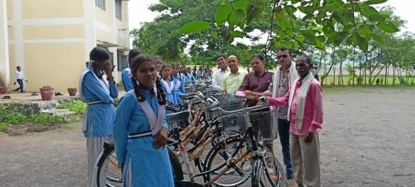 शासकीय उच्चतर माध्यमिक शाला कुर्रुभाठ में निःशुल्क साइकल वितरण