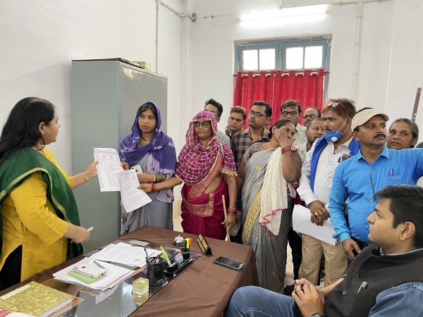 दुकान संचालकों ने सौंपा ज्ञापन
