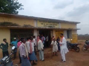 पूर्व विधायक कोमल जंघेल गातापार पाटा मे किसानो से मुलाक़ात किया