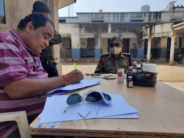 शनिवार सुबह डॉक्टर परिवार के पास जब्त दवाएं लेकर पहुंचे एएसआई साहू।