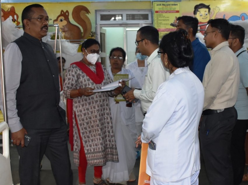 कमिश्नर श्याम धावड़े ने नारायणपुर जिला अस्पताल का किया निरीक्षण