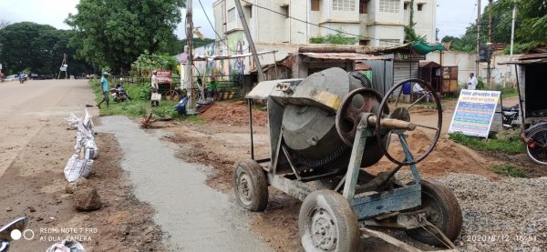 पाइप लाइन बिछाने के बाद गड्ढों को भरने का काम किया जा रहा है।