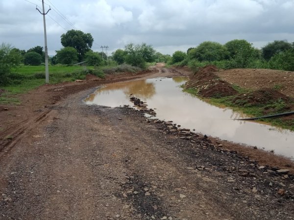भ्रष्टाचार : मुनाफा कमाने अधूरा काम कर रही निर्माण एजेंसी,लोगों के लिए आफत की सड़क