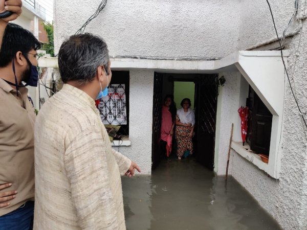 विधायक शैलेश पांडे बारिश प्रभावित विनोबा नगर पहुंचे