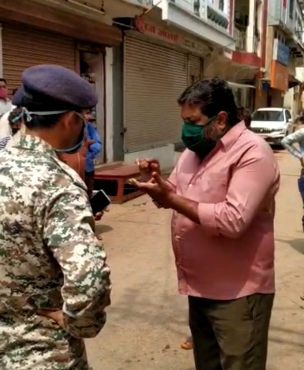 Contentment Zone पर असमंजस, दुकान बंद कराने पहुंची पुलिस, व्यापारियों ने किया हंगामा