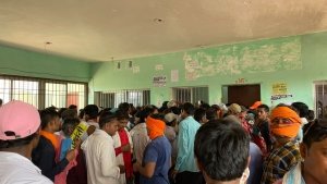 बैंक प्रबंधन के तानाशाही रवैये से बेहाल किसान