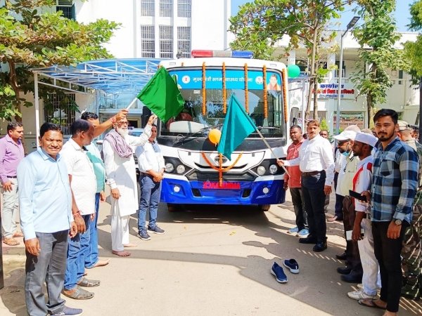 मुख्यमंत्री स्लम स्वास्थ्य वाहन को कलेक्टर ने हरी झंडी दिखाकर किया रवाना