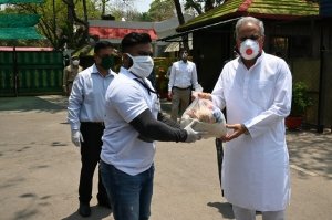 &#039;&#039;डोनेशन ऑन व्हील अभियान&#039;&#039; के तहत मुख्यमंत्री ने राशन के 1000 पैकेट भेंट किए