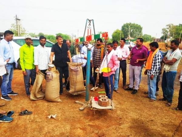 कलेक्टर ने किसानों का धान तौलकर किया खरीदी का शुभारंभ