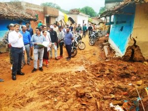 दूसरे दिन पीड़ितों से मिलने साल्हेवारा पहुँचे कलेक्टर वर्मा, क्षति आँकलन का लिया जायजा