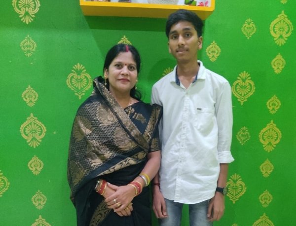 खैरागढ़ विधायक ने किया छात्र का सम्मान : 10 वीं की परीक्षा में प्रथम आने पर होमेश वर्मा को घर पहुंचकर दी बधाई  