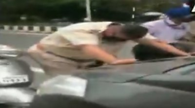 Lockdown : एएसआई ने कार रोकने को कहा तो कार की बोनेट पर एएसआई को घसीटते ले गया, देखिये वीडियो