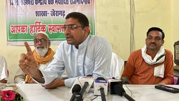 ख़बर पढ़कर अध्यक्ष नवाज़ की सहकारी बैंक में धमक