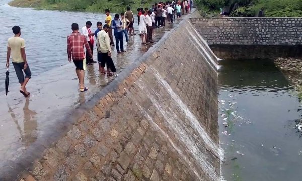 रायपुर के बेंद्री डैम में दोस्तों के साथ नहाने गया 15 साल का बच्चा डूबा, लाश की तलाश जारी है.