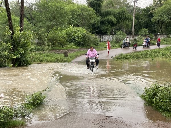 फिर डूबा टिकरापारा पुल, हादसों का हो रहा इंतज़ार