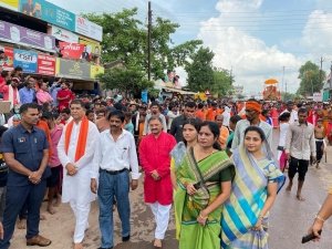 दशहरा उत्सव में शामिल हुए हज़ारों लोग