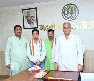 मुख्यमंत्री की मौजूदगी में विप्लव ने थामा कांग्रेस का दामन