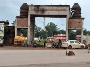 फेतेह मैदान का यही वह गेट है, जो पिछले डेढ़ साल में पूरा नहीं बन पाया।द्ध