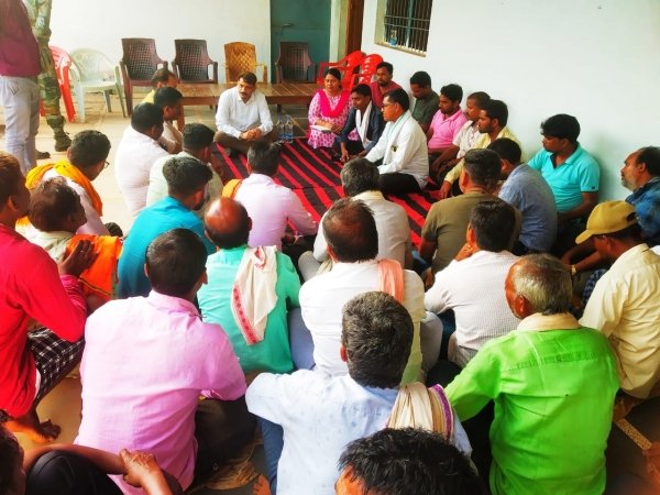 समस्या और विवाद के निपटारे के लिए कलेक्टर ने ज़मीन पर बैठकर लगाई चौपाल