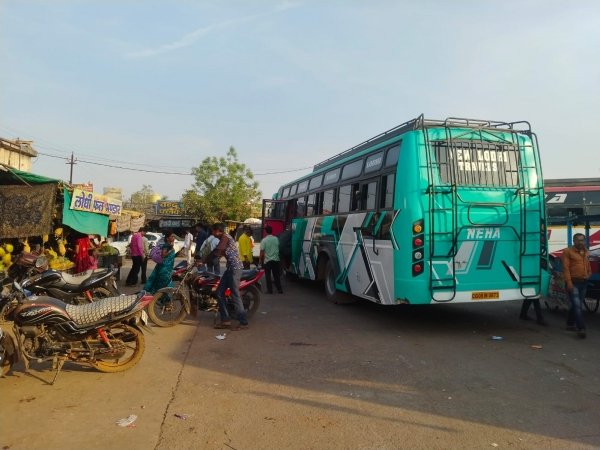 रोजी रोटी के तलाश में मजदूर कर रहे महानगरों की ओर पलायन