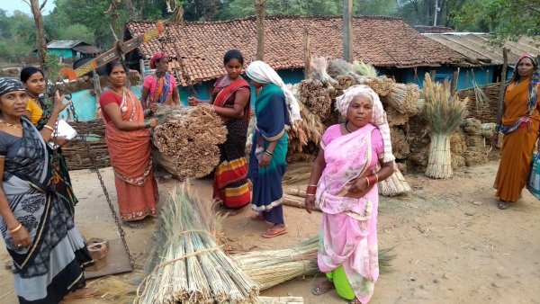 पारंपरिक फूलझाड़ू पैक करती महिलाएं।