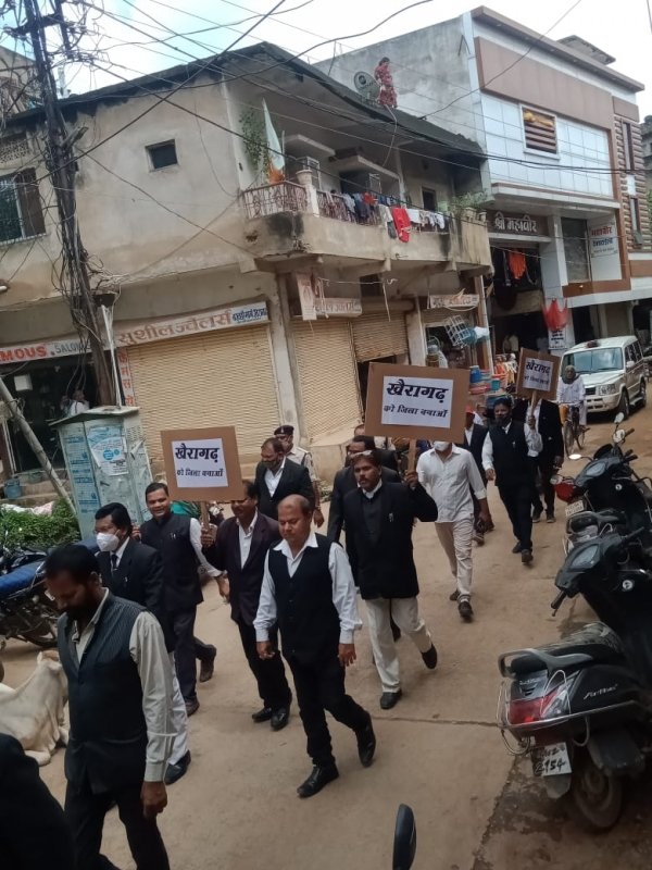 हाथों में तख्ती लेकर निकले वकील,मांग को लेकर निकाली रैली