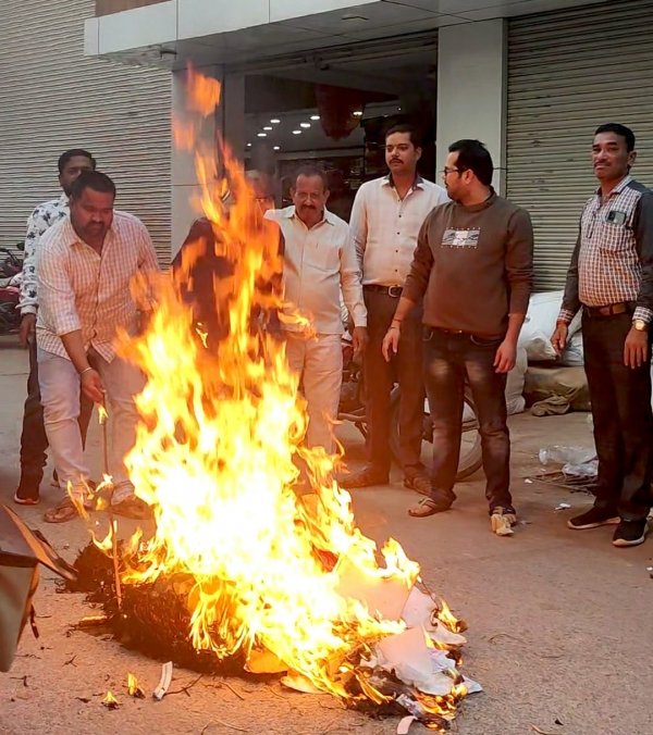 खैरागढ़ शहर मंडल ने शक्ति केंद्रों में जलाया अकबर का पुतला