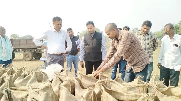 संभागायुक्त ने किया धान उपार्जन केन्द्र का निरीक्षण