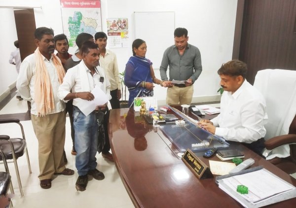 कलेक्टर ने जनदर्शन में लोगों की सुनी समस्याएं, निराकरण हेतु दिए निर्देश