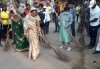 झाड़ू लेकर सड़क पर उतरीं पद्मश्री फुलबासन यादव, तिरंगे के सम्मान में किया श्रमदान