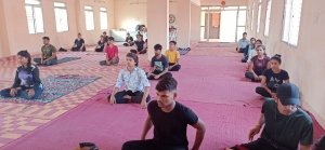योग शिविर : खैरागढ़ विश्वविद्यालय में तनाव प्रबंधन पर विशेष ध्यान संध्या, वैज्ञानिक पद्धति से योग सीख रहे शिविरार्थी 