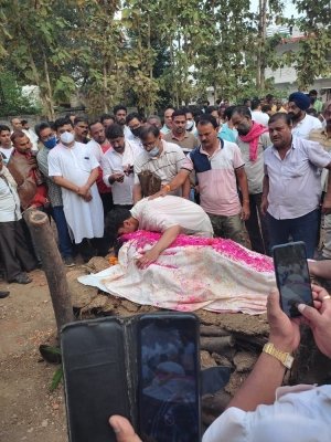 विधायक देवव्रत हुए पंचतत्व में विलीन,राजकीय सम्मान के साथ हुआ अंतिम संस्कार 