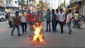 शिवसैनिकों ने फूंका भाजपा का पुतला,बीजेपी पर लगाया षडयंत्रकारी होने का आरोप